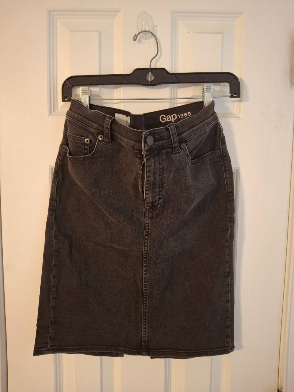 Denim pencil skirt. Black.